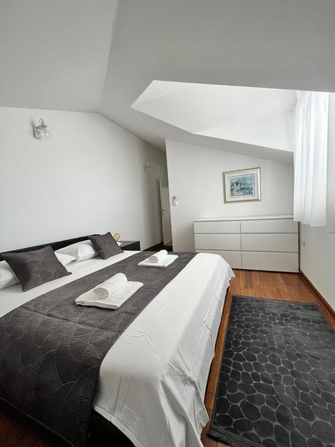 Sky - Beautiful Rooftop Apartment With Shared Pool Split Luaran gambar