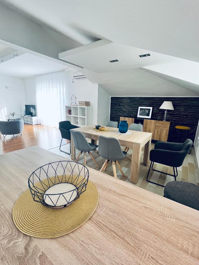 Sky - Beautiful Rooftop Apartment With Shared Pool Split Luaran gambar