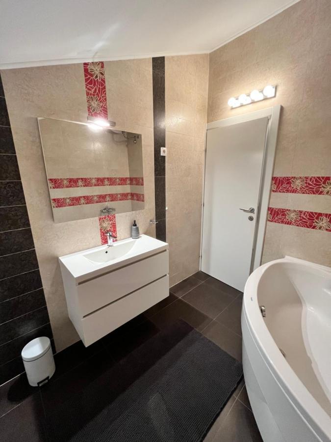 Sky - Beautiful Rooftop Apartment With Shared Pool Split Luaran gambar